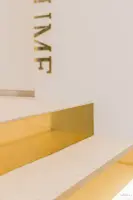 테라조와 골드가 어우러진 럭셔리 선반 디테일